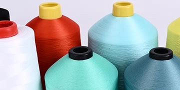 Linha de overloque/serging para acabamento de bordas, reforço de costuras e costura de alta velocidade.