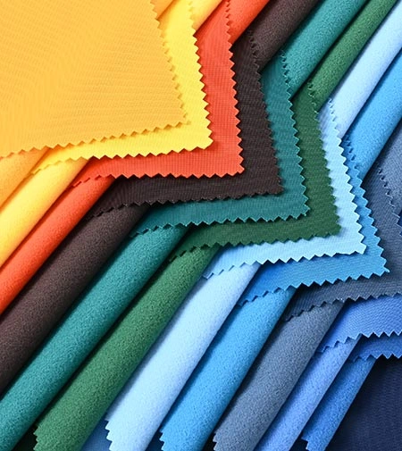 Tecido super poliéster para uniformes de agasalho.