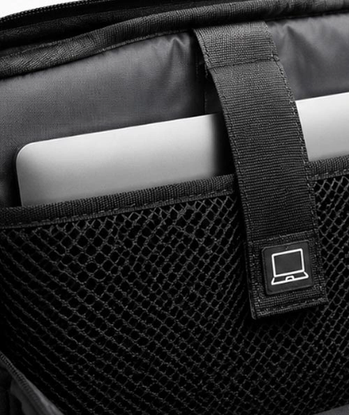 Kompartemen tas laptop yang empuk menggunakan kain jala berlapis.