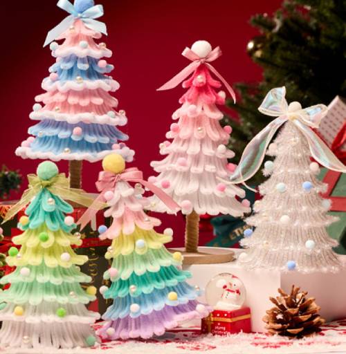 Árbol de Navidad hecho con limpiapipas blancos y limpiapipas con purpurina, decorado con coloridos pompones, cintas y cuentas, ideal para manualidades navideñas, decoraciones festivas, centros de mesa y proyectos de manualidades para el aula.