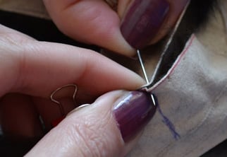 Uso de un pequeño carrete de hilo de coser de poliéster