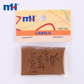 Étiquettes en cuir avec motifs en relief