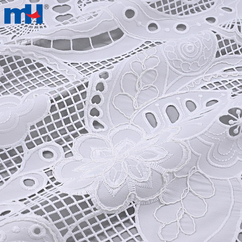 Tissu brodé découpé au laser