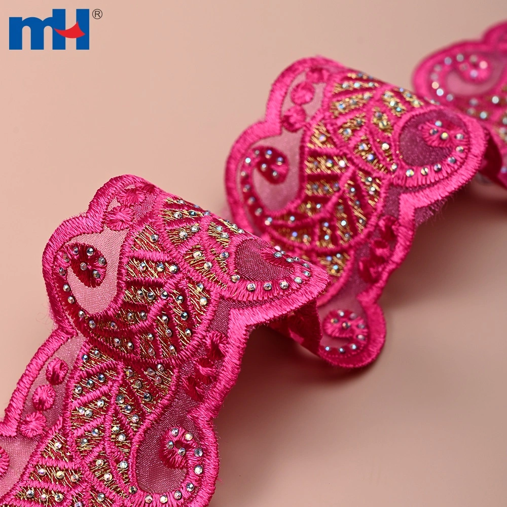 Rhinestone bilan bezatilgan organza dantelli bezak tafsilotlari ko'rinishi
