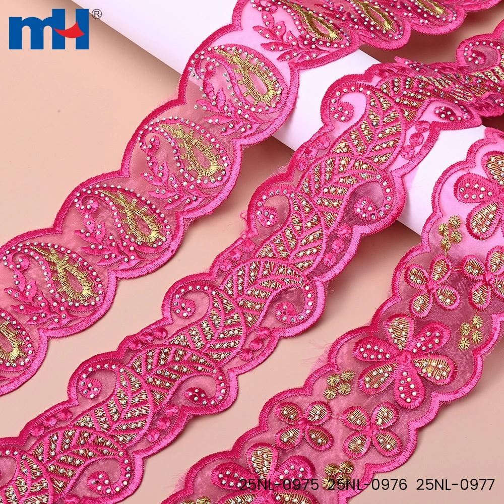 Rhinestone teksturali organza dantelli bezak yaqindan ko'rsatilgan