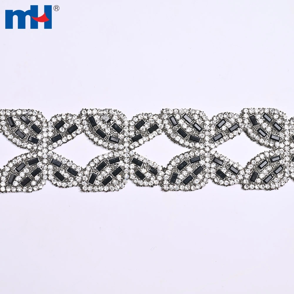 Dettaglio della decorazione termoadesiva con strass