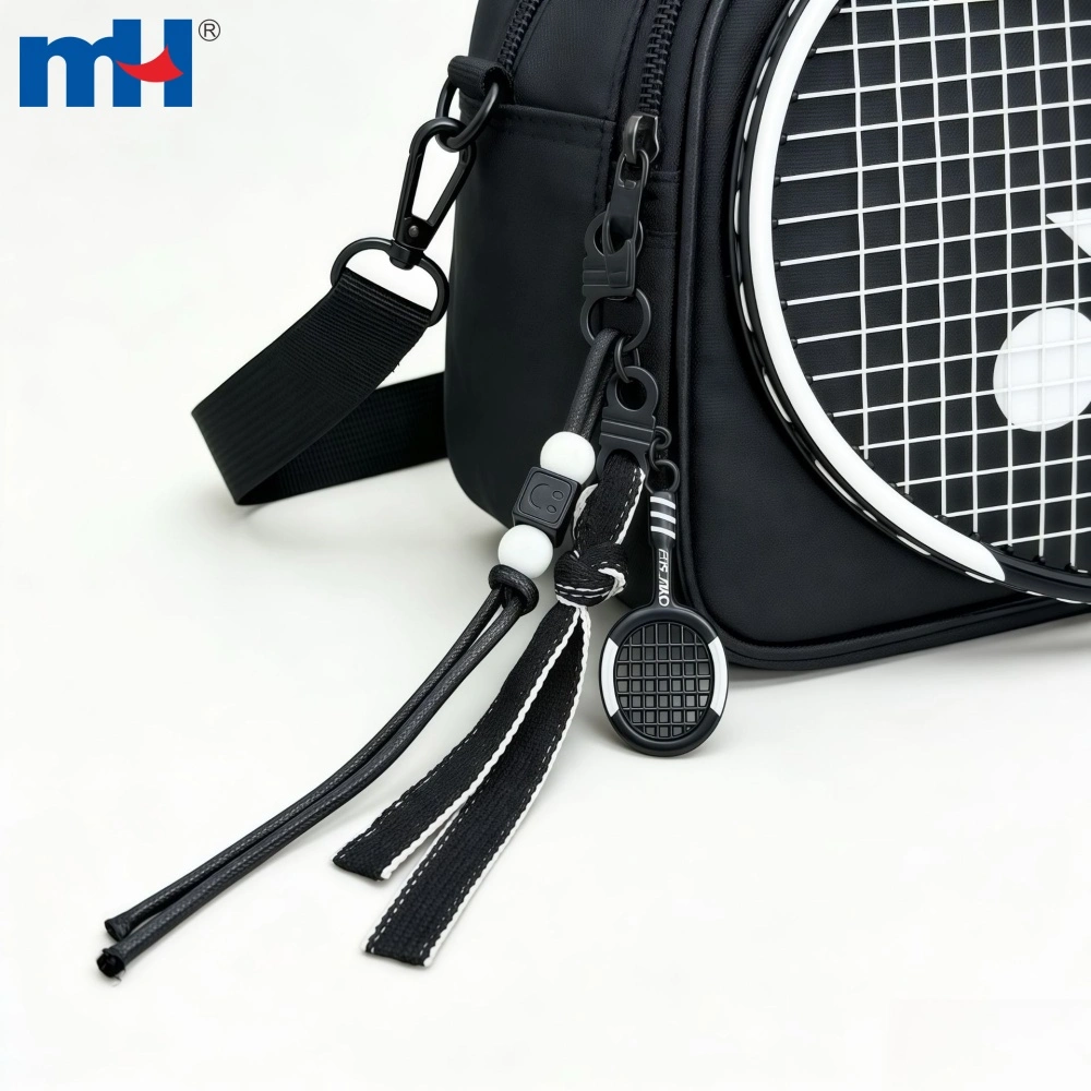 Móc khóa hình vợt tennis gắn trên túi đựng vợt màu đen.