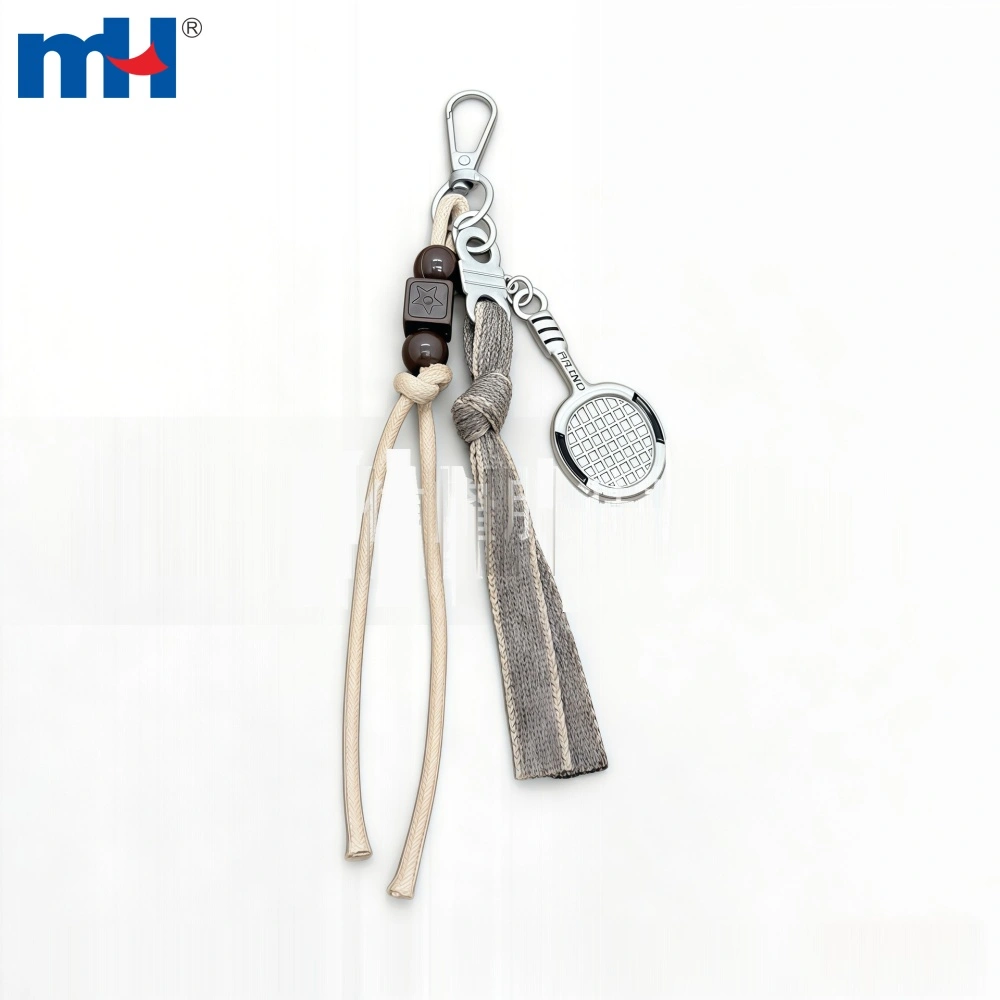 Mặt dây chuyền hình vợt tennis màu be đính hạt, nhìn từ phía trước.