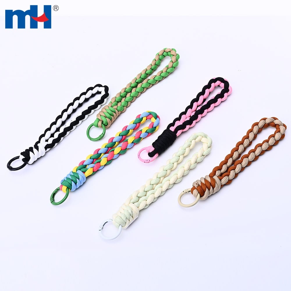 Nahaufnahme eines geflochtenen Paracord-Armbands mit Schlüsselanhänger
