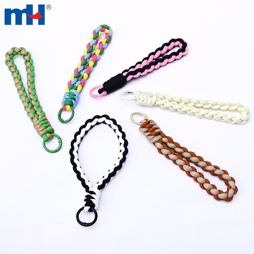 Detail des geflochtenen Paracord-Armbands mit Schlüsselanhängerringverschluss