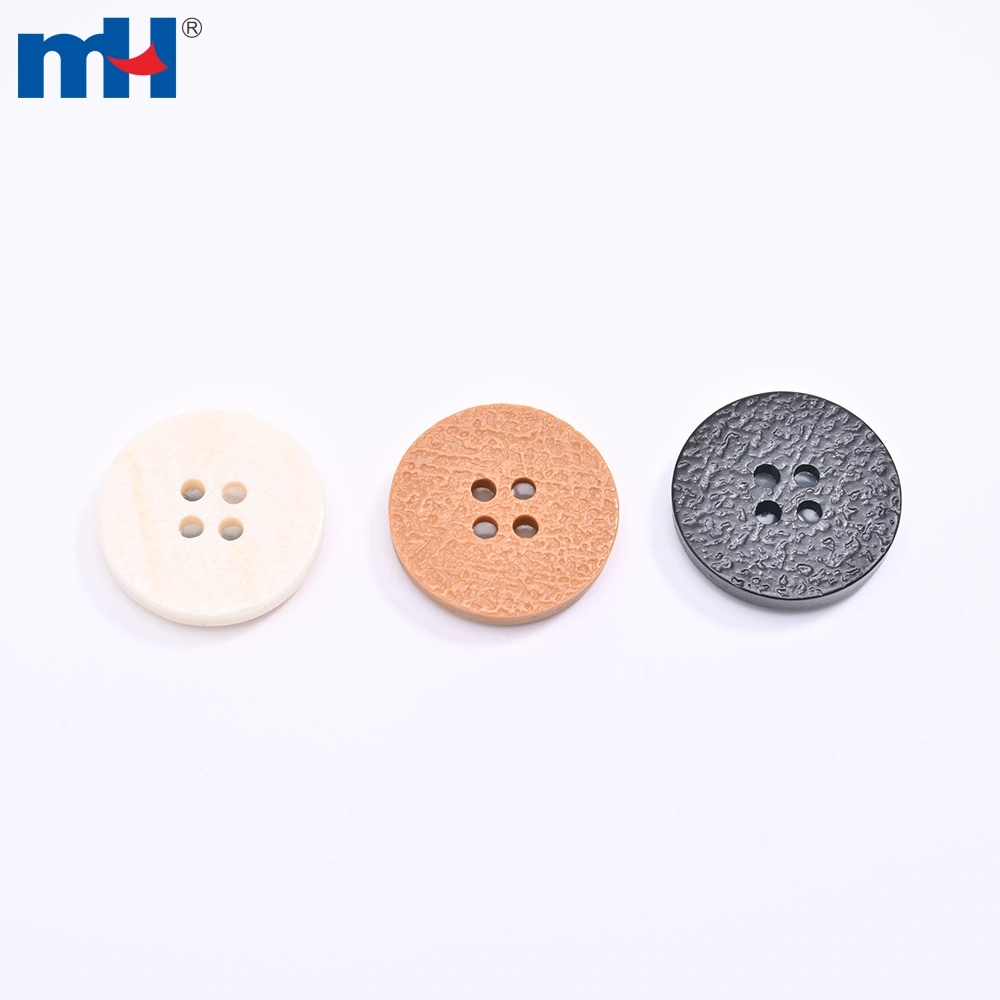 Bộ đồ bằng nhựa có bề mặt nhám, kiểu dáng cài nút phía sau.
