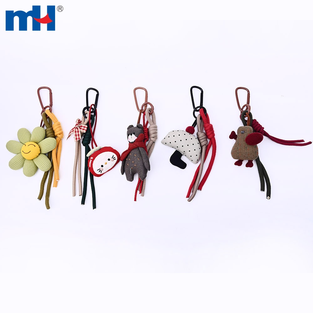 Móc khóa dây đeo hình búp bê vải, hình ảnh cận cảnh phụ kiện nhung.
