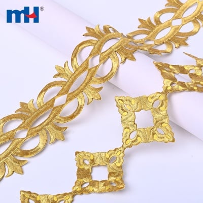 Guarnição de renda com borda bordada em dourado e adesivo na parte de trás.