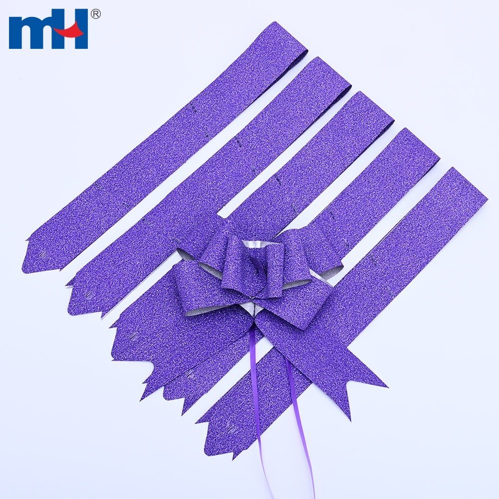 Details zum Muster von glänzendem Glitzerpapier und Kräuselband