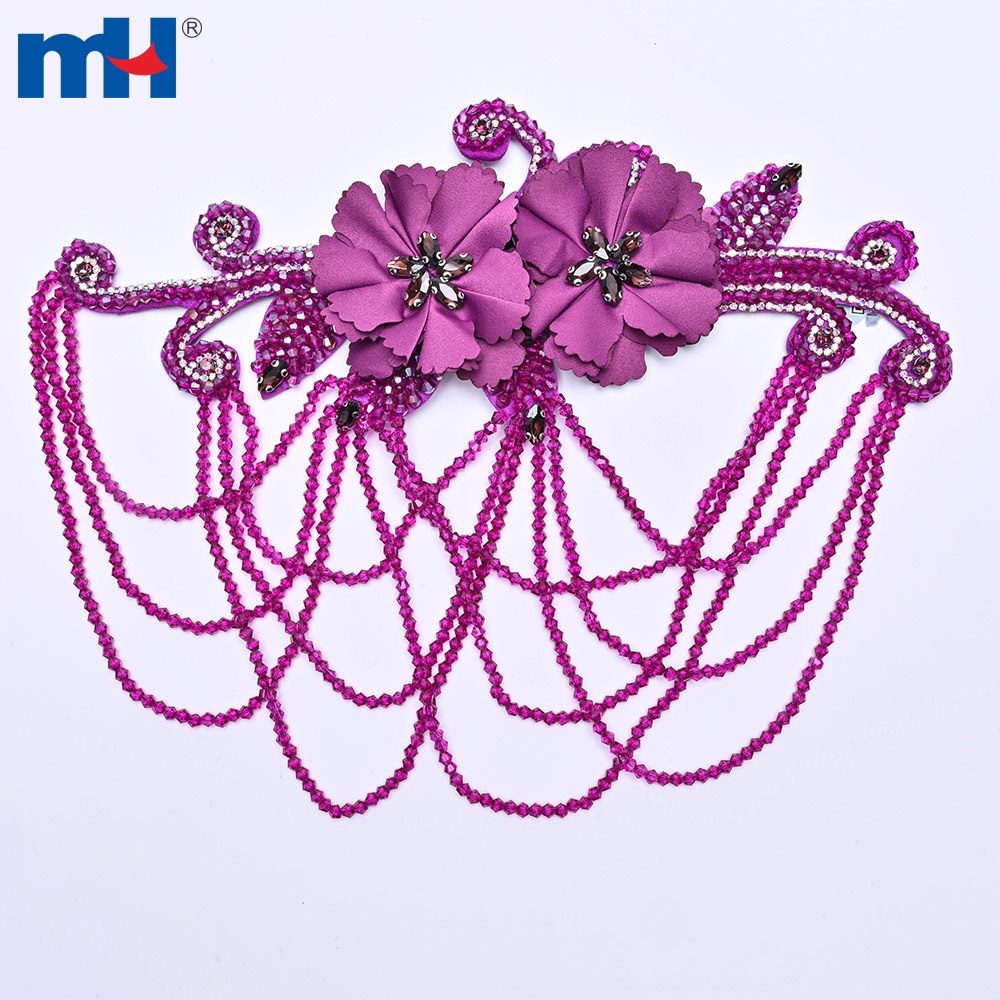 Họa tiết hoa ren đính cườm và kim sa thủ công, kích thước 23x23cm.