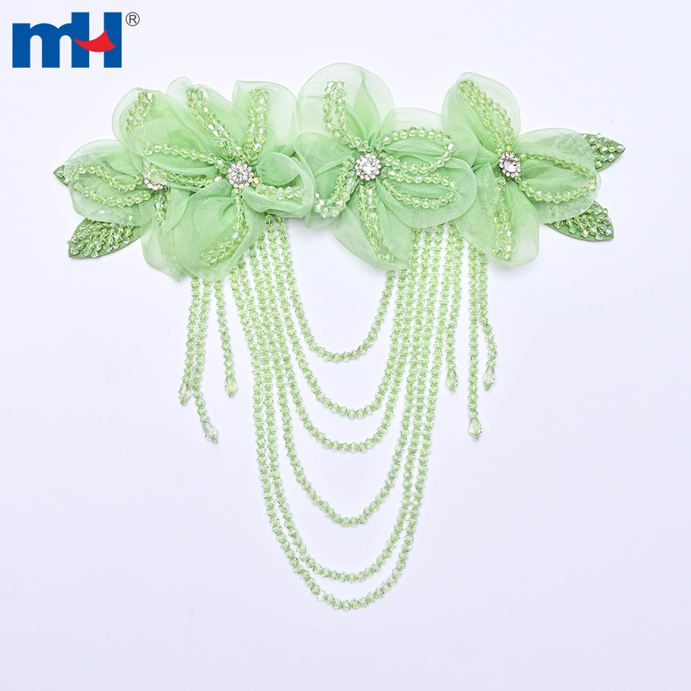 Mẫu ren hoa đính cườm và kim sa thủ công, kích thước 23x23cm.