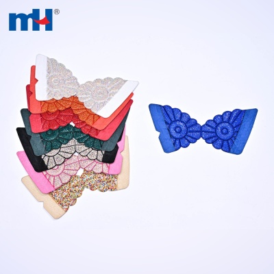 Phần trên của dép xăng đan đính đá hình bán nguyệt.