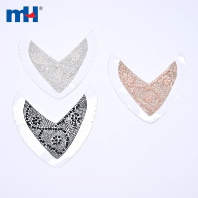 Phần trên của giày hoa đính đá lấp lánh.