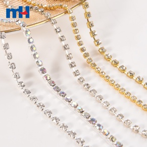 Coser el adorno de cadena de diamantes de imitación de cristal
