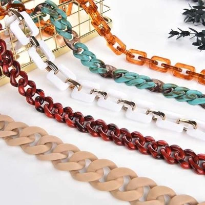 Perles en plastique et chaîne